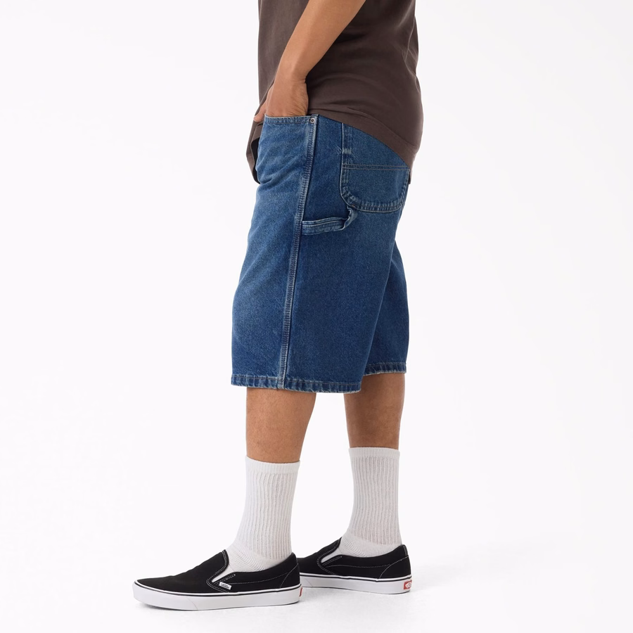 Brukt i avslappede Carpenter Denim-shorts. 13