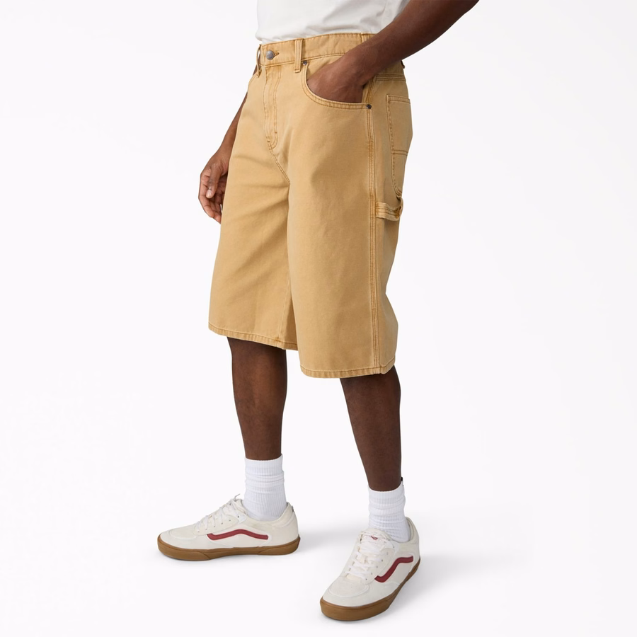 Brukt i avslappede Carpenter Duck-shorts. 13