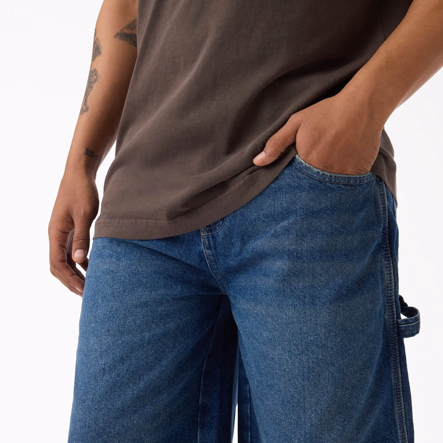 Brukt i avslappede Carpenter Denim-shorts. 13