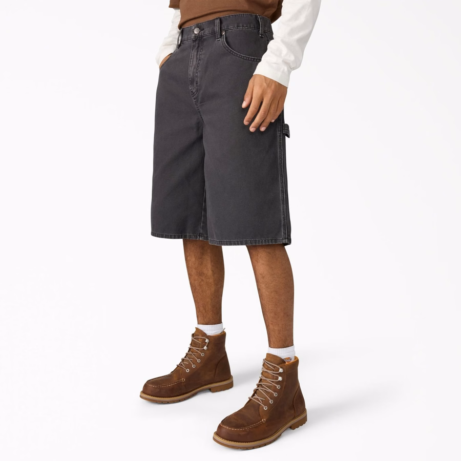 Brukt i avslappede Carpenter Duck-shorts. 13