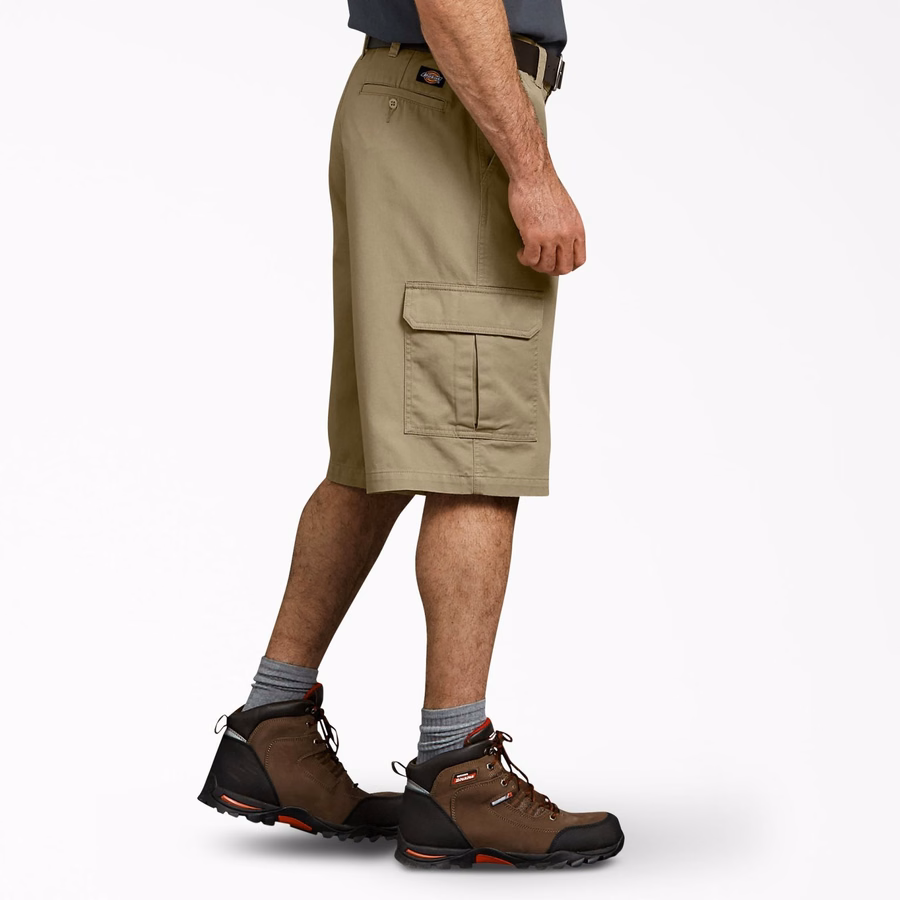 Løs passform i cargo-shorts. 13