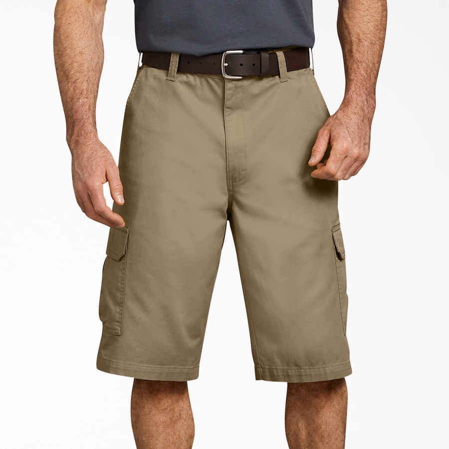 Løs passform i cargo-shorts. 13