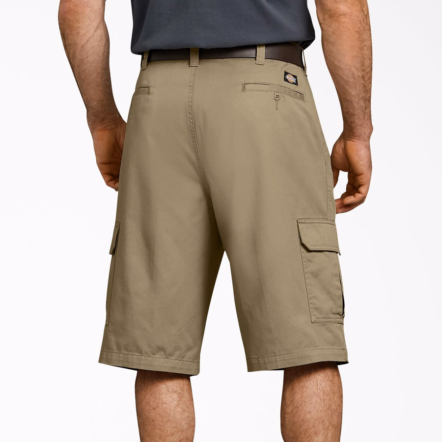 Løs passform i cargo-shorts. 13