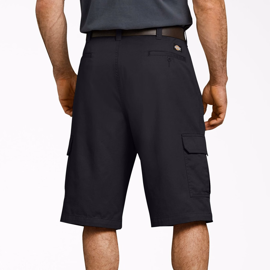 Løs passform i cargo-shorts. 13